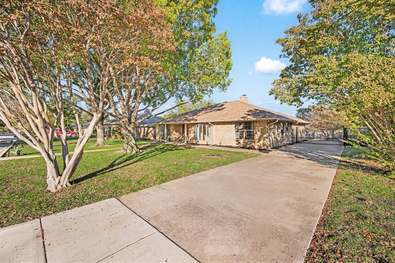 507 Crestview Dr - Photo 3 of 29