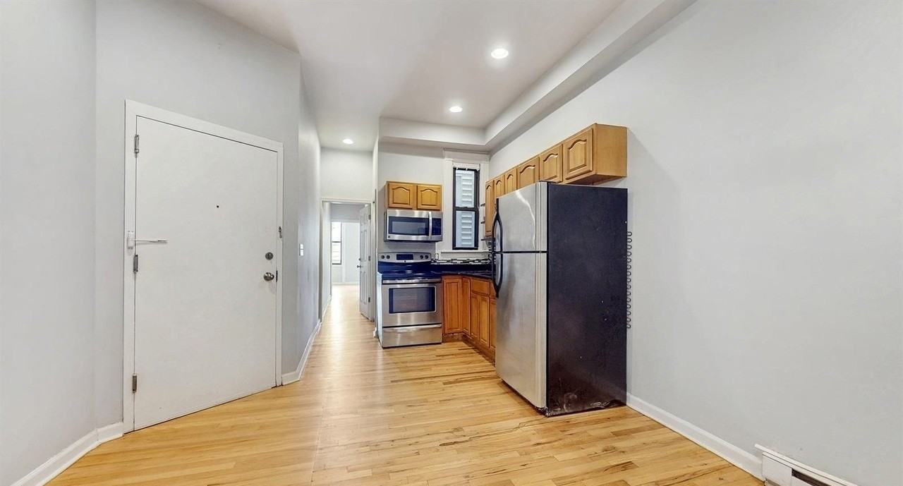 244 Webster Ave - Photo 4 of 24