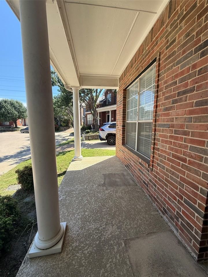 555 Southridge Way - Photo 5 of 38