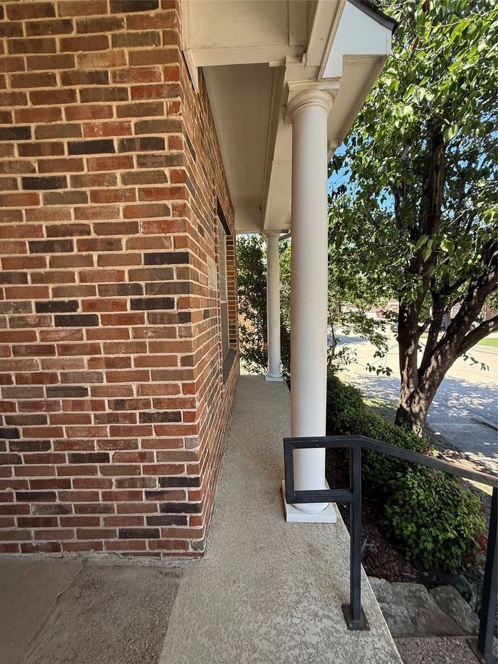 555 Southridge Way - Photo 7 of 38