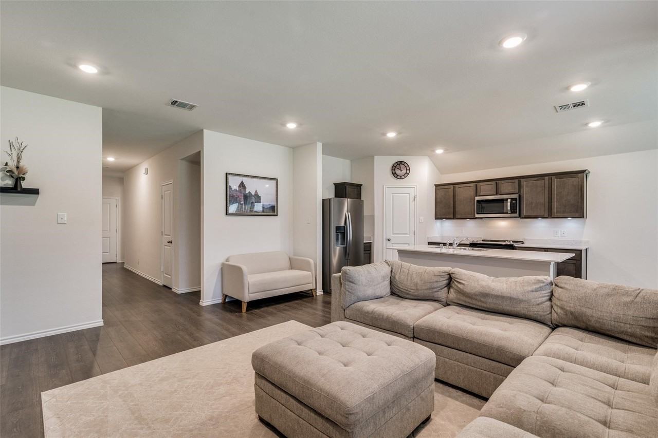2117 Croton Ave - Photo 3 of 25
