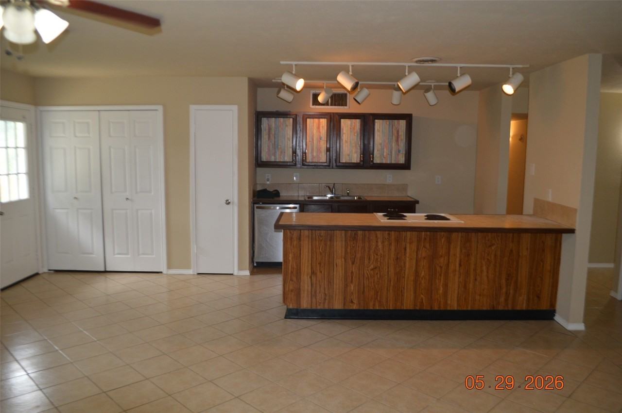 5225 Worley Dr - Photo 5 of 8