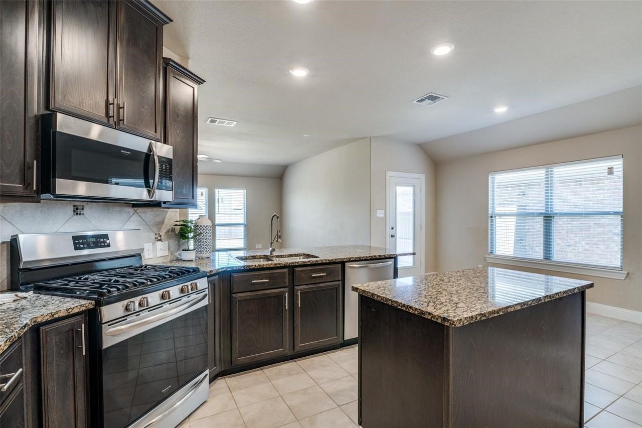 16308 Harwood Dr - Photo 4 of 25