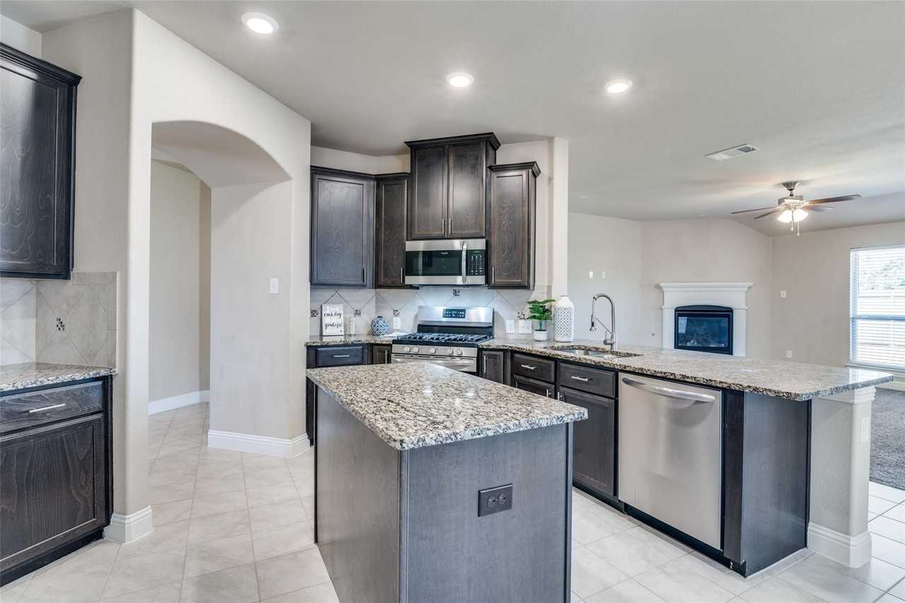 16308 Harwood Dr - Photo 5 of 25