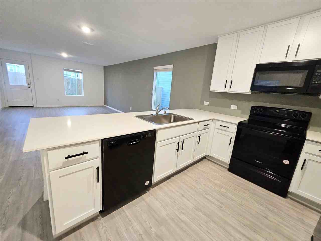 919 Blue Heron Dr - Photo 5 of 34