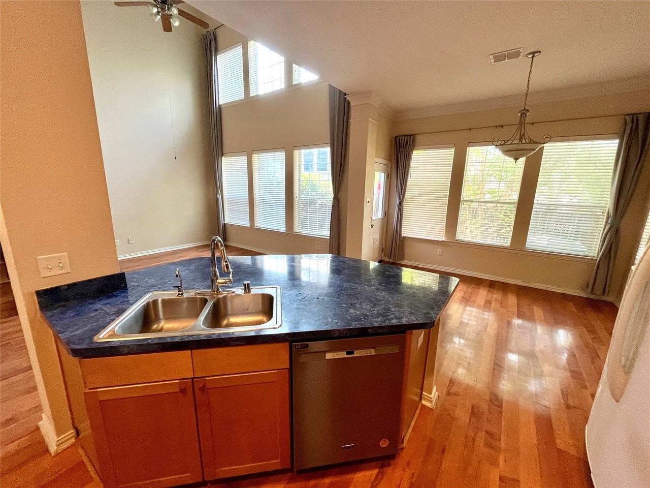 3721 Vienna St - Photo 4 of 26