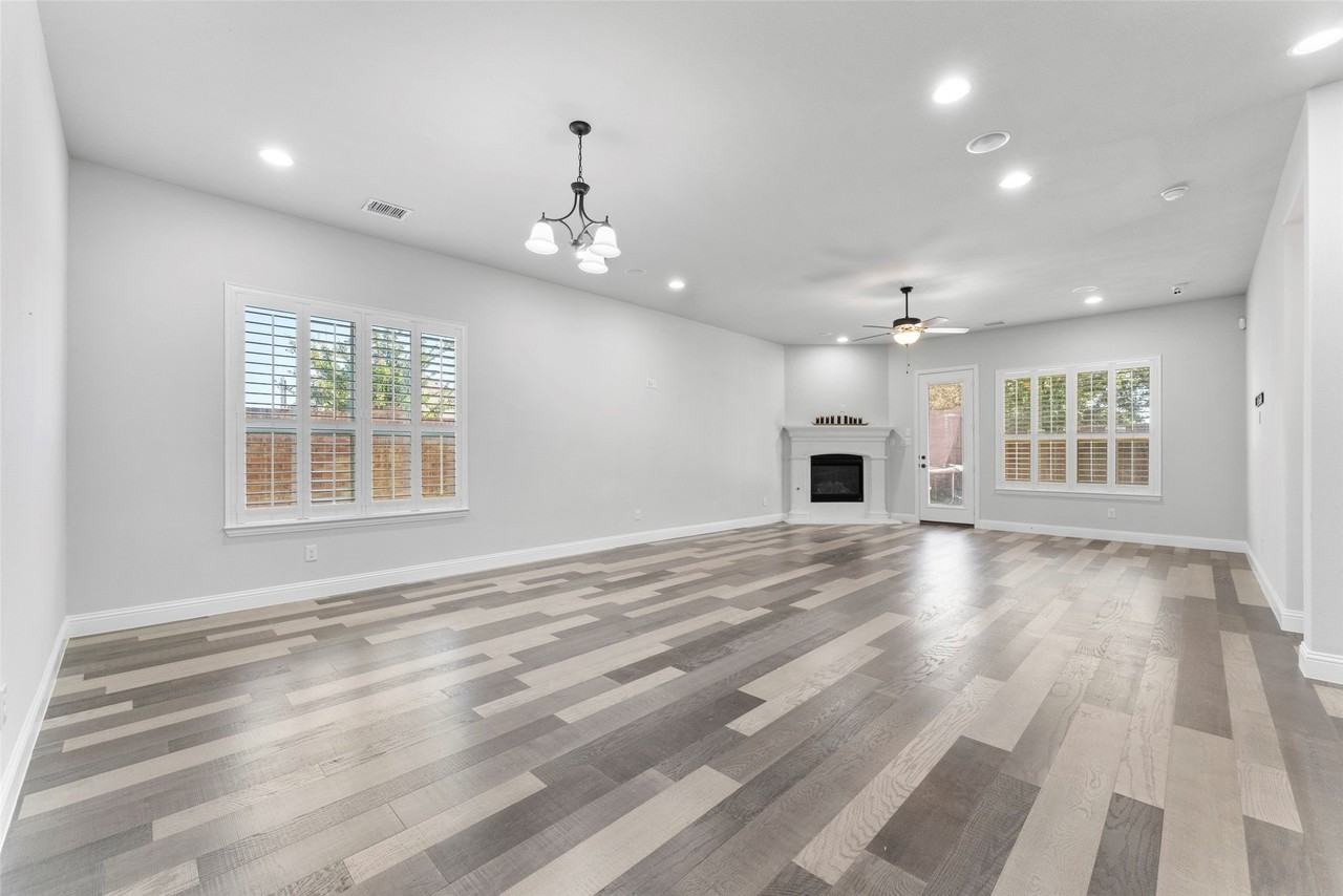7581 Sevie Ln - Photo 4 of 40