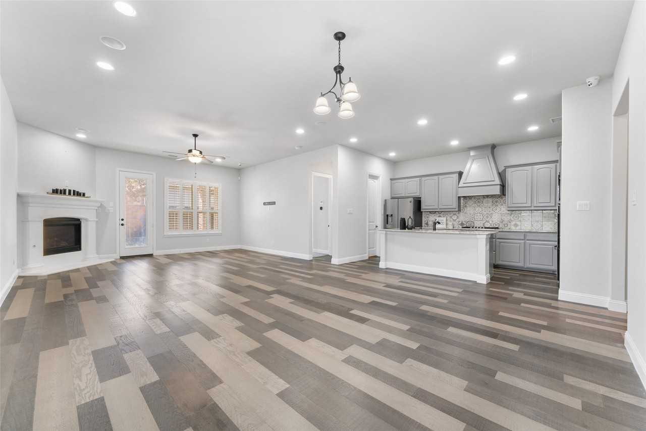 7581 Sevie Ln - Photo 5 of 40