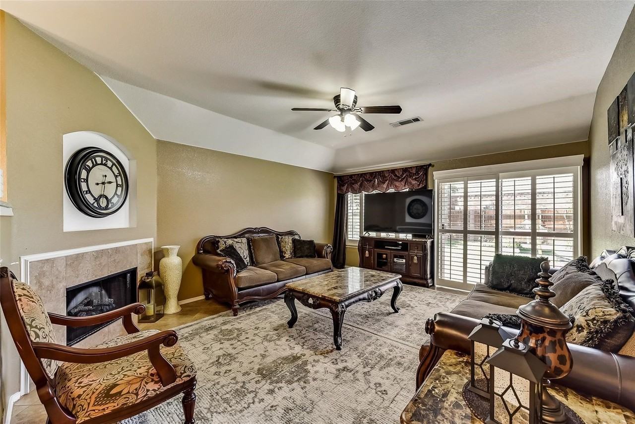 1206 Periwinkle Dr - Photo 3 of 28