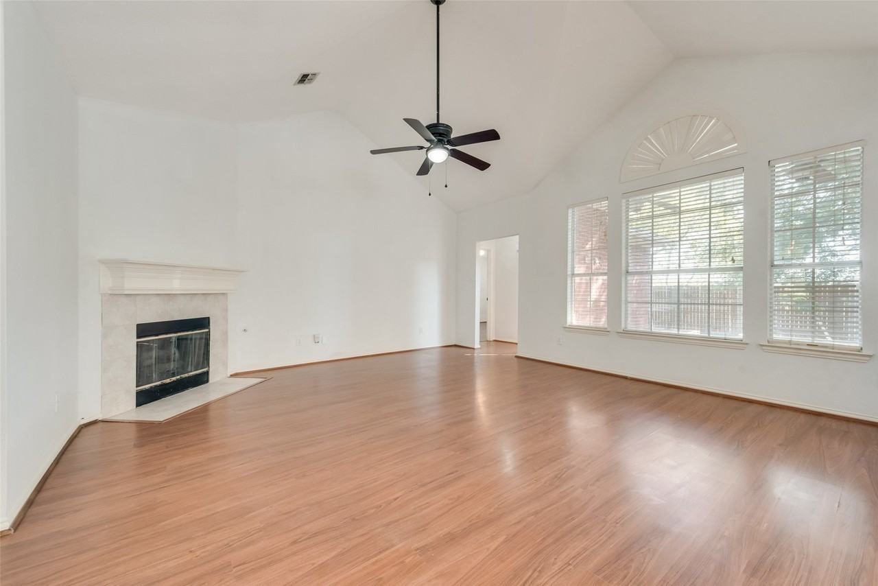 10911 Robincreek Ln - Photo 3 of 16