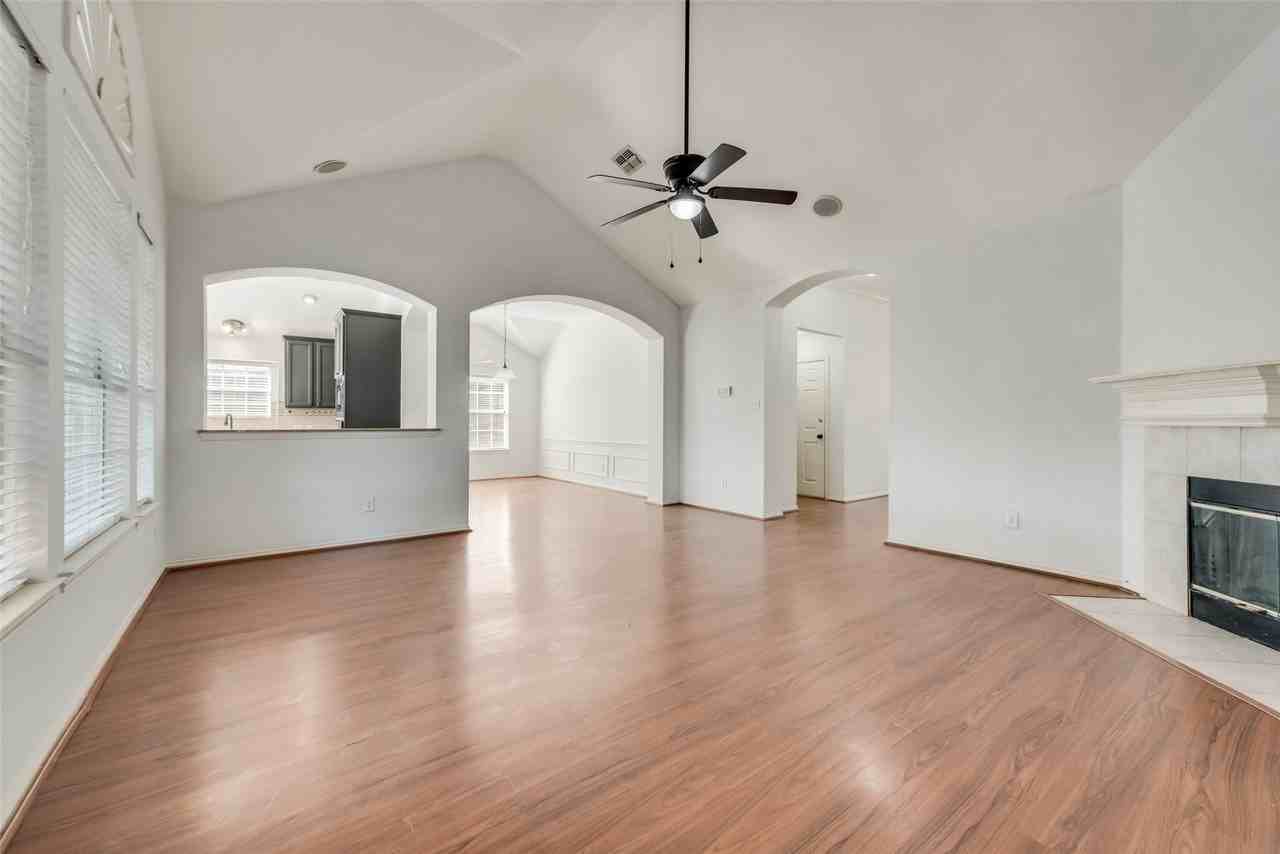 10911 Robincreek Ln - Photo 4 of 16