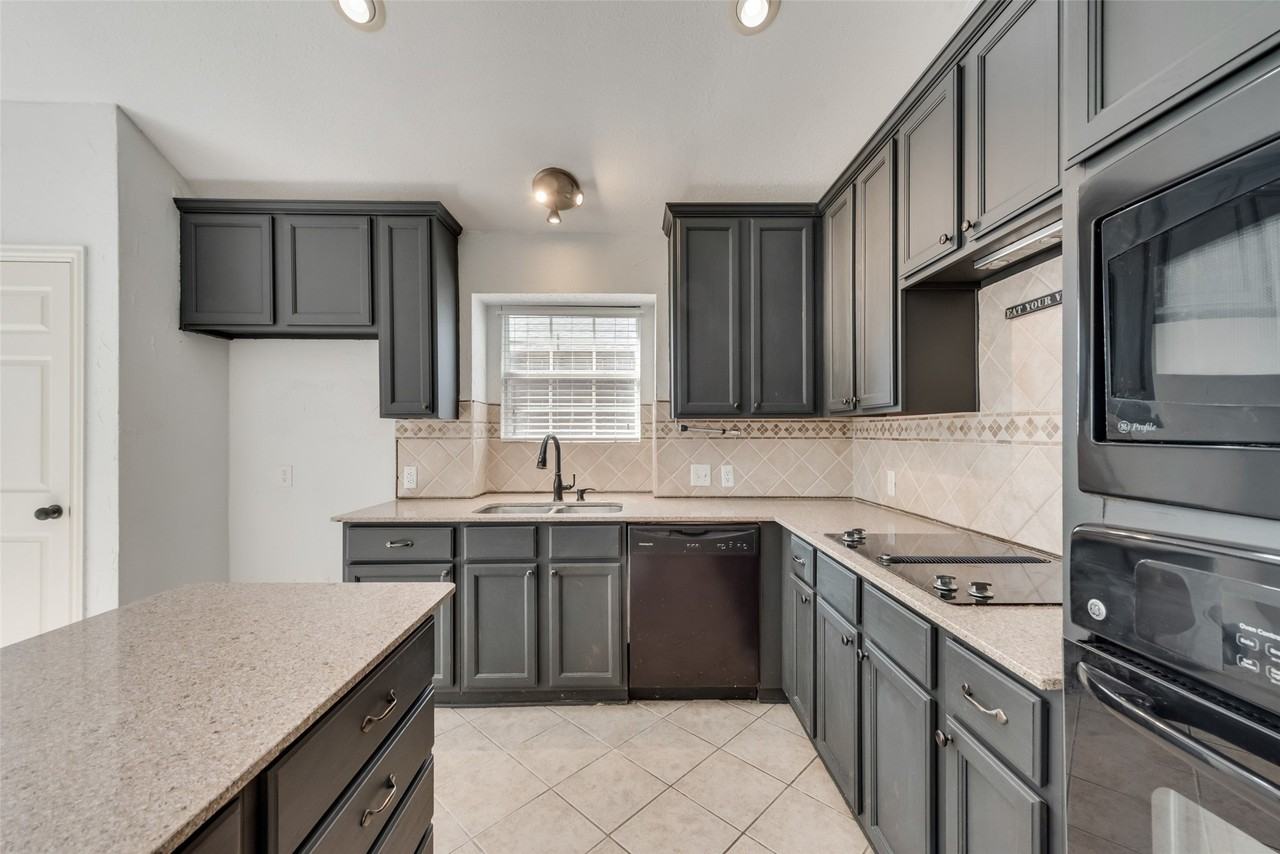 10911 Robincreek Ln - Photo 6 of 16
