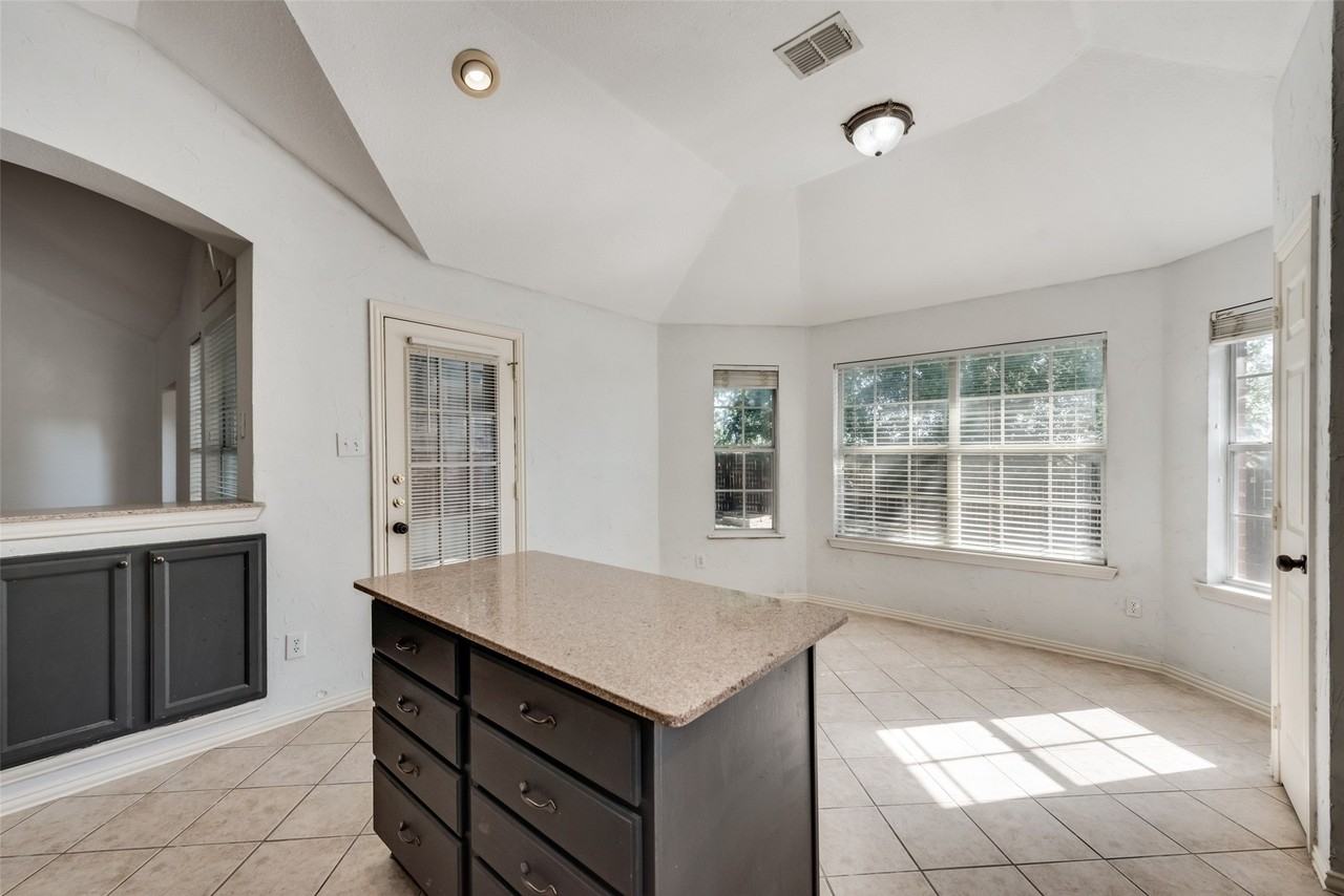 10911 Robincreek Ln - Photo 7 of 16