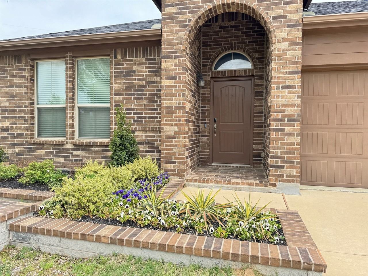 1109 Pierz Dr - Photo 2 of 22