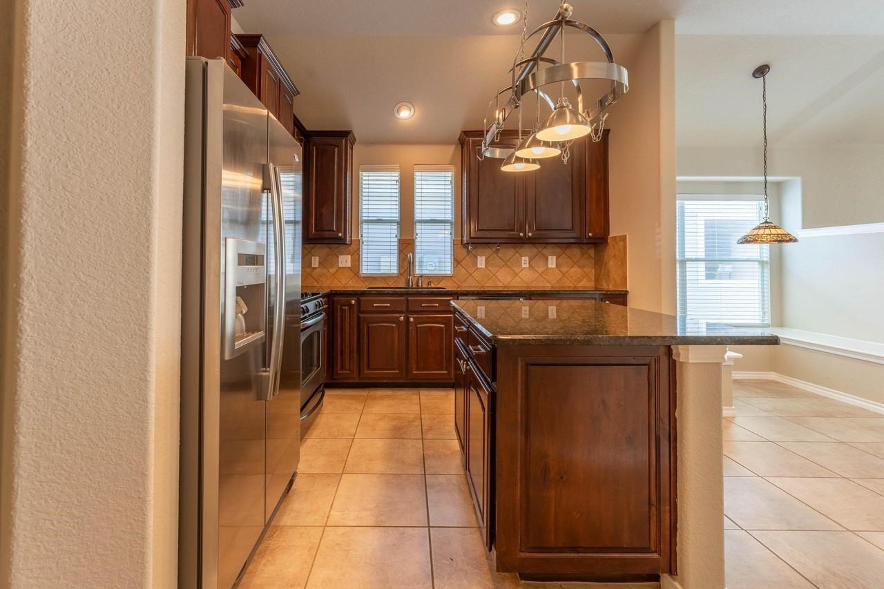 5029 Harney Dr - Photo 4 of 34