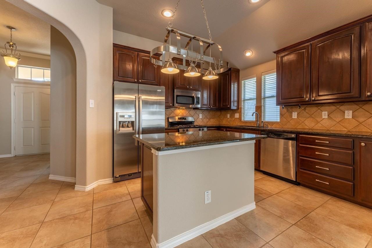 5029 Harney Dr - Photo 5 of 34