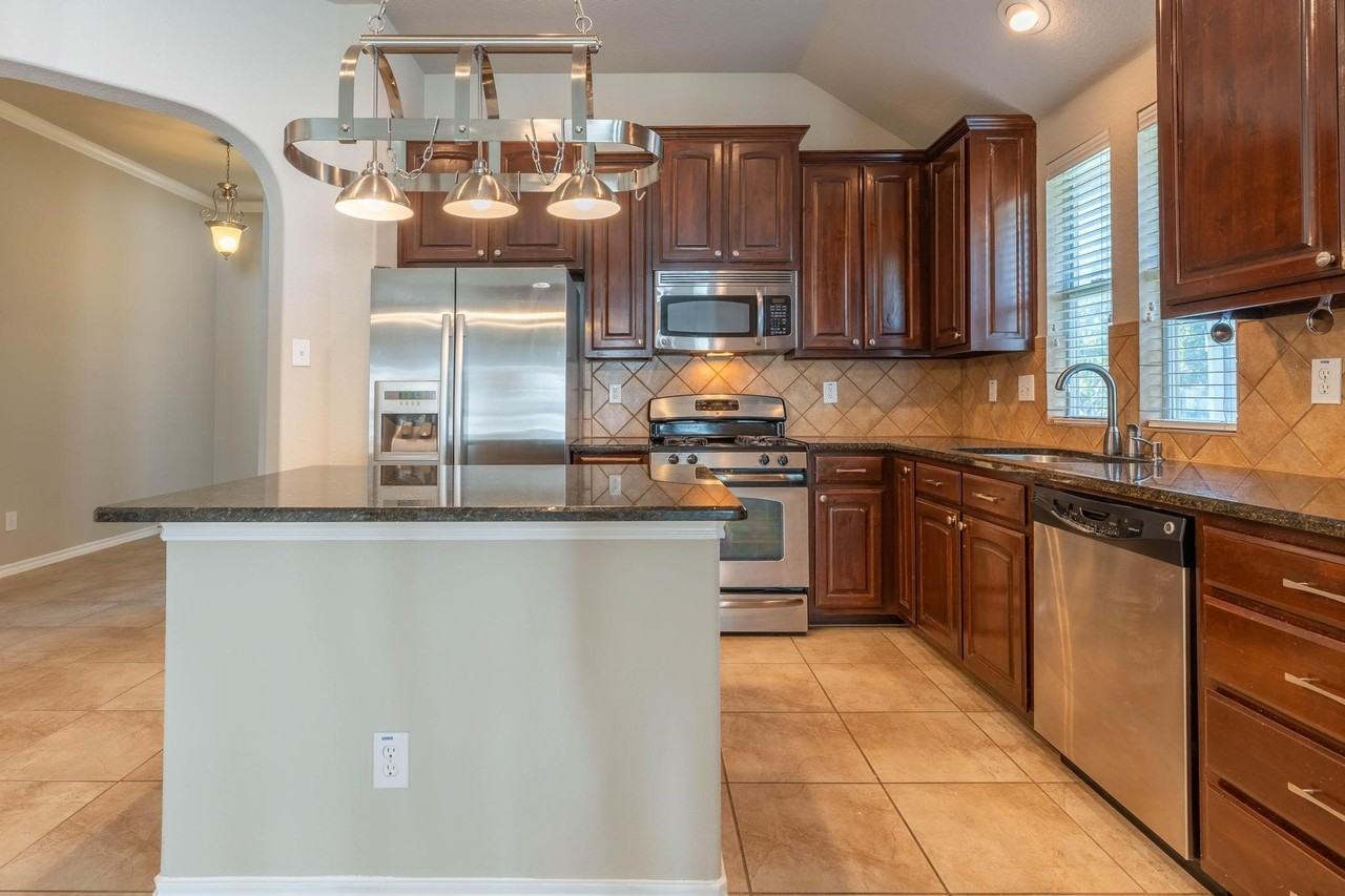 5029 Harney Dr - Photo 6 of 34