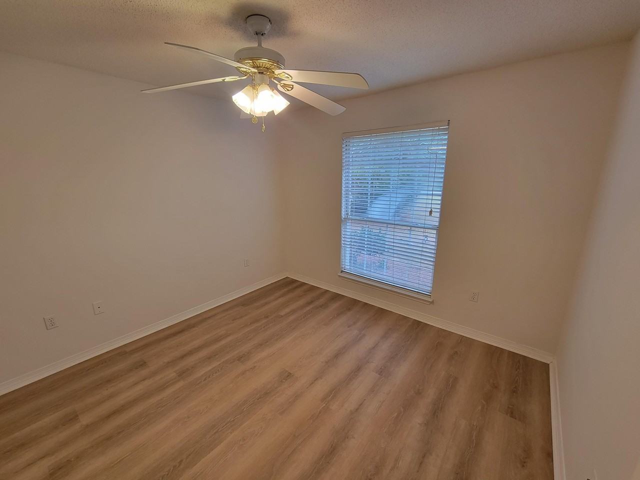 2405 Hemlock Dr - Photo 4 of 15