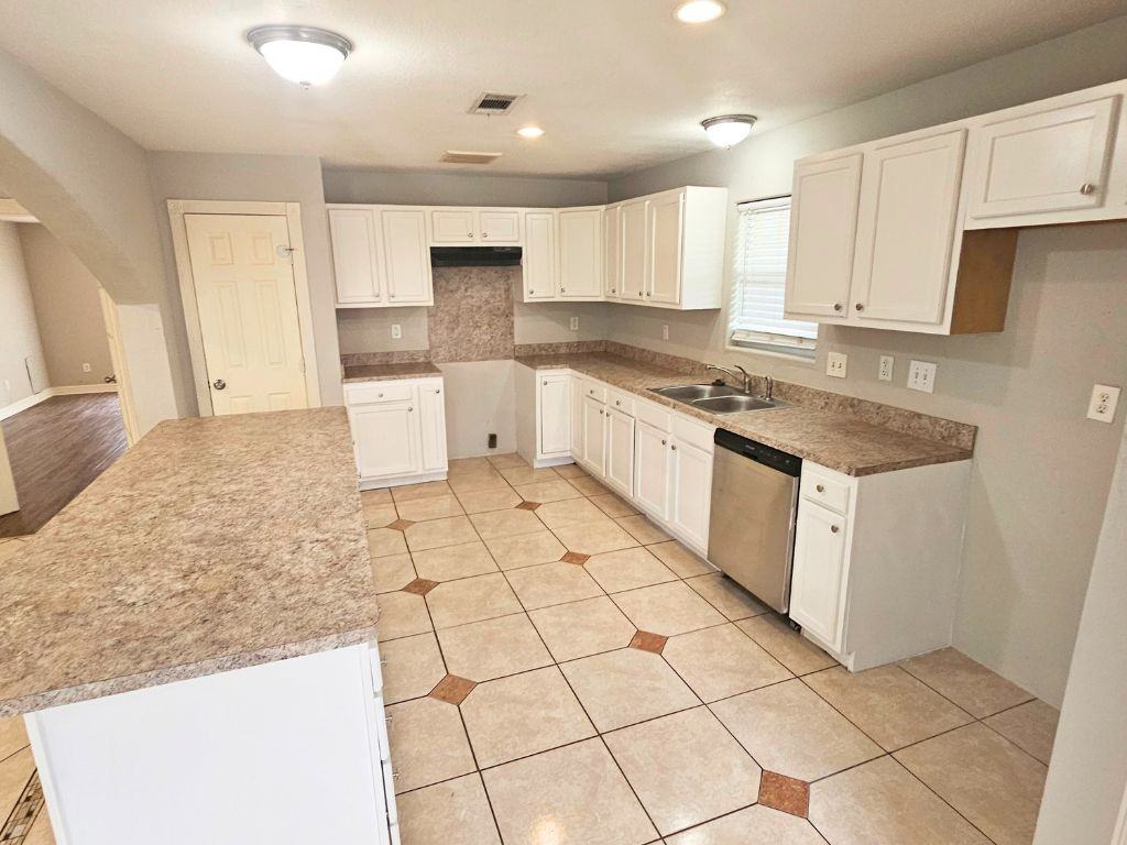 9526 Golden Wood Ln - Photo 7 of 22
