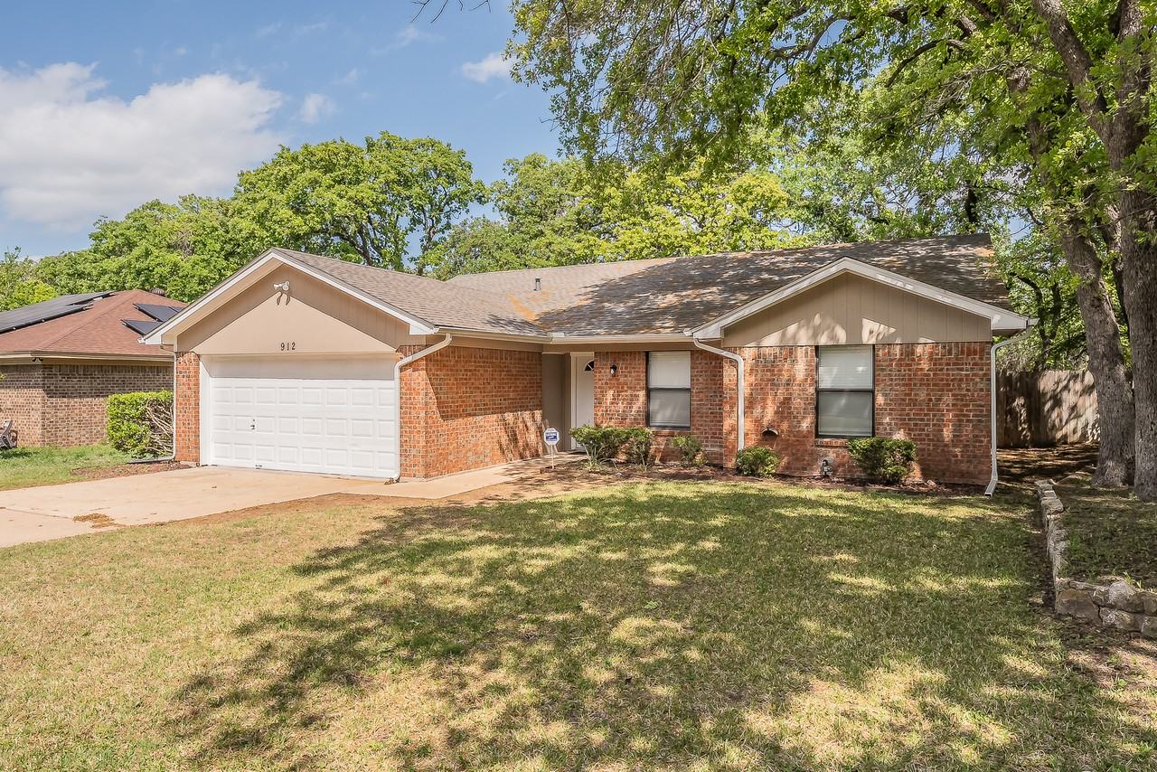 912 Red Oak St - Photo 2 of 25