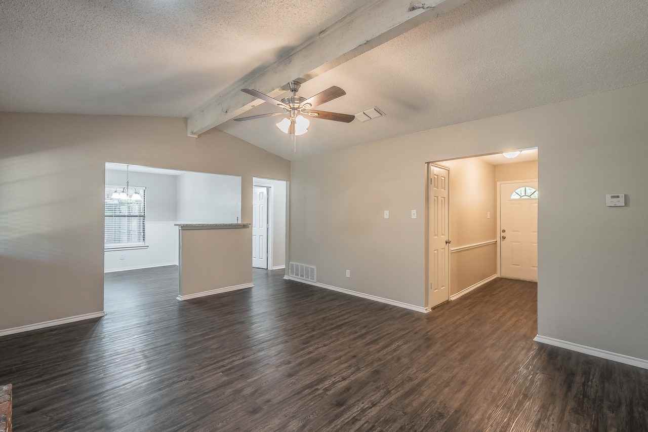 912 Red Oak St - Photo 3 of 25