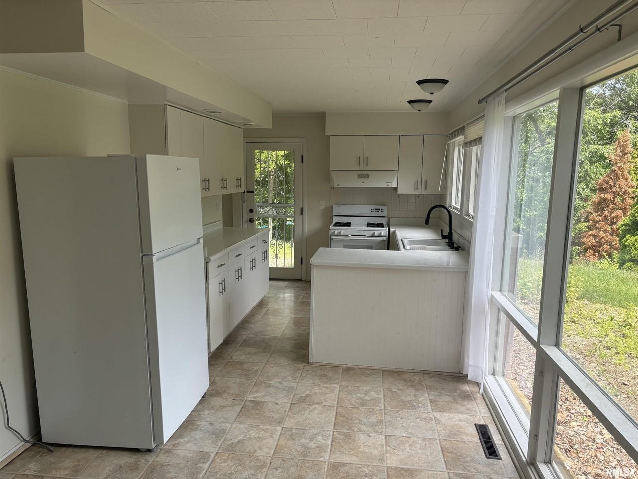 1329 W Holly Hedges Dr - Photo 7 of 8