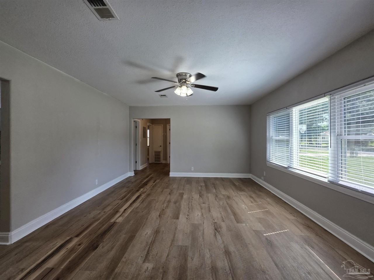 109 Reed Rd - Photo 3 of 30