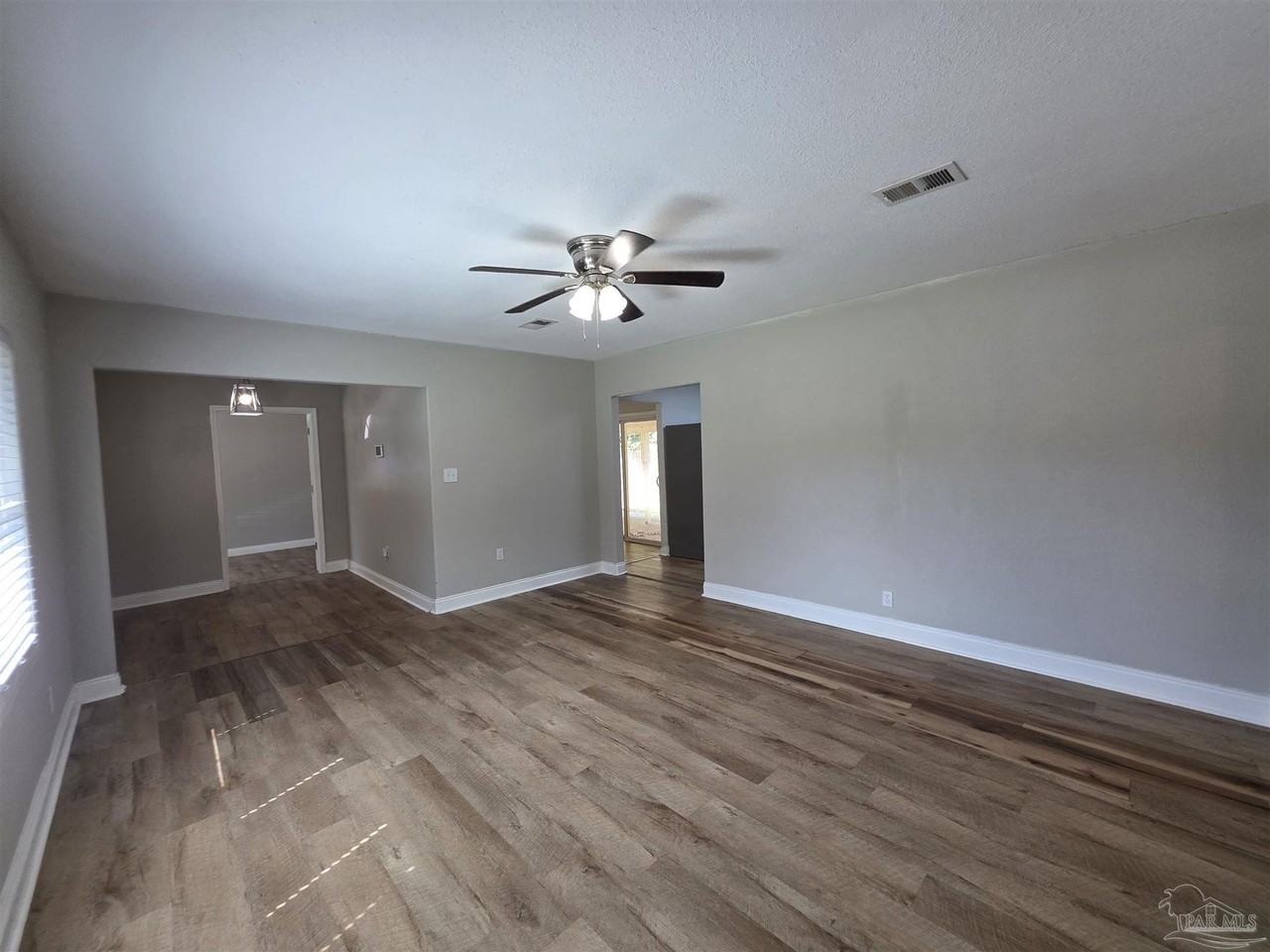 109 Reed Rd - Photo 5 of 30