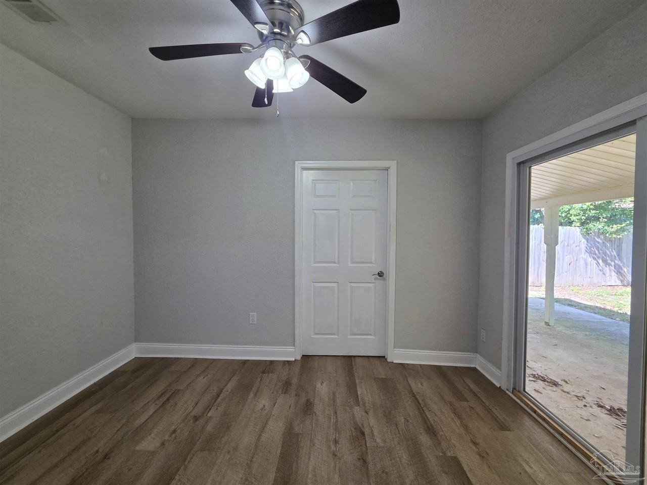 109 Reed Rd - Photo 6 of 30