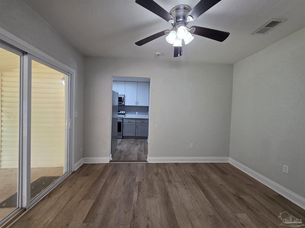 109 Reed Rd - Photo 7 of 30