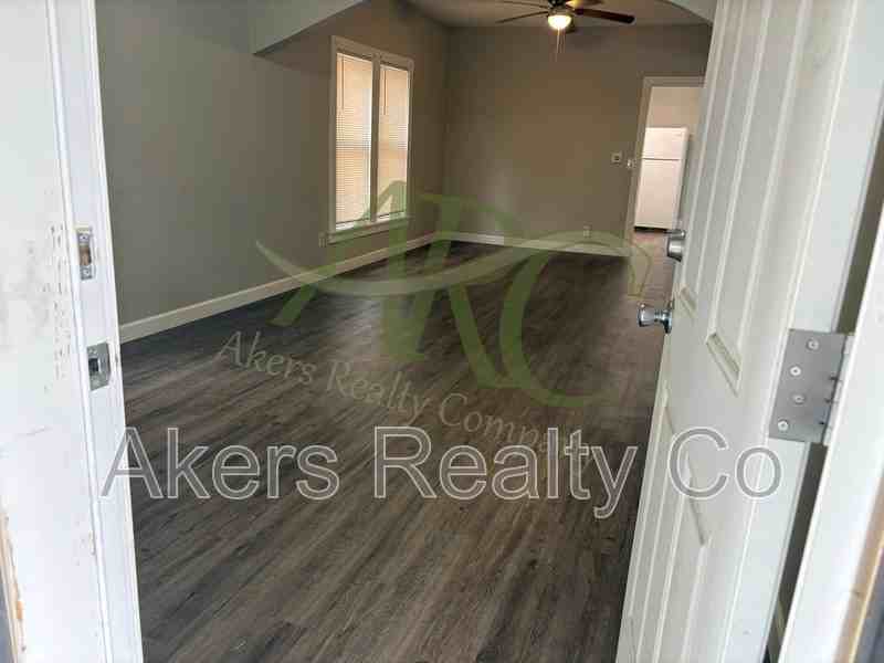 1610 W 18th St - Photo 2 of 11