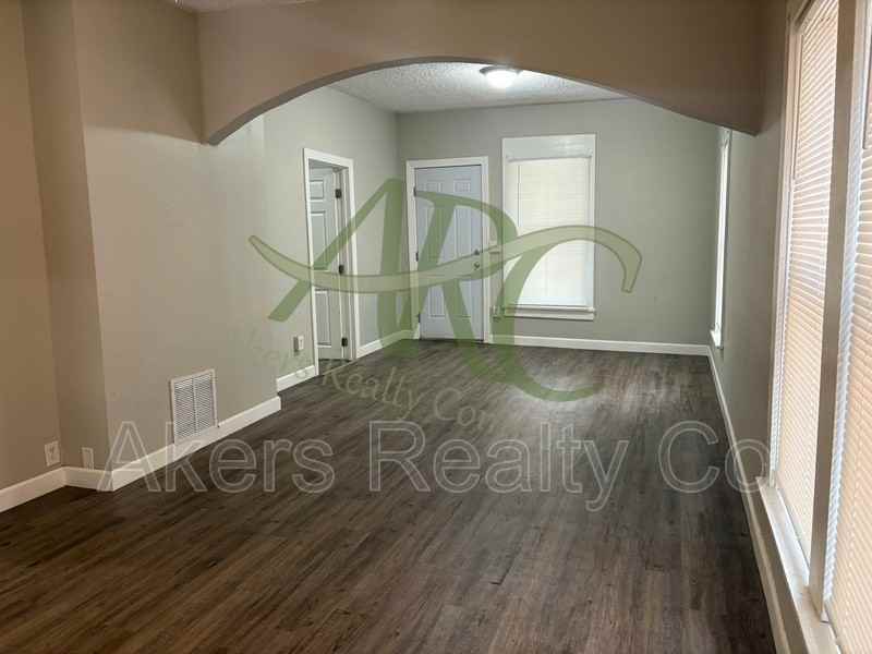1610 W 18th St - Photo 3 of 11
