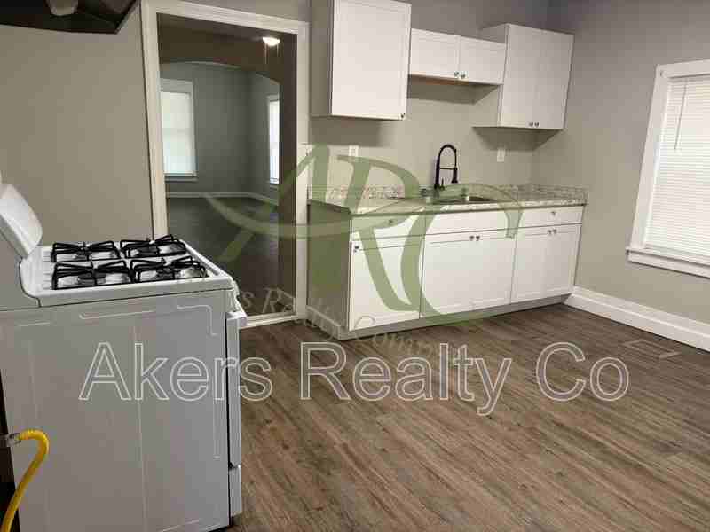 1610 W 18th St - Photo 6 of 11