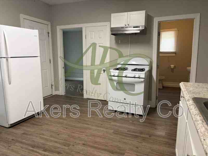 1610 W 18th St - Photo 7 of 11