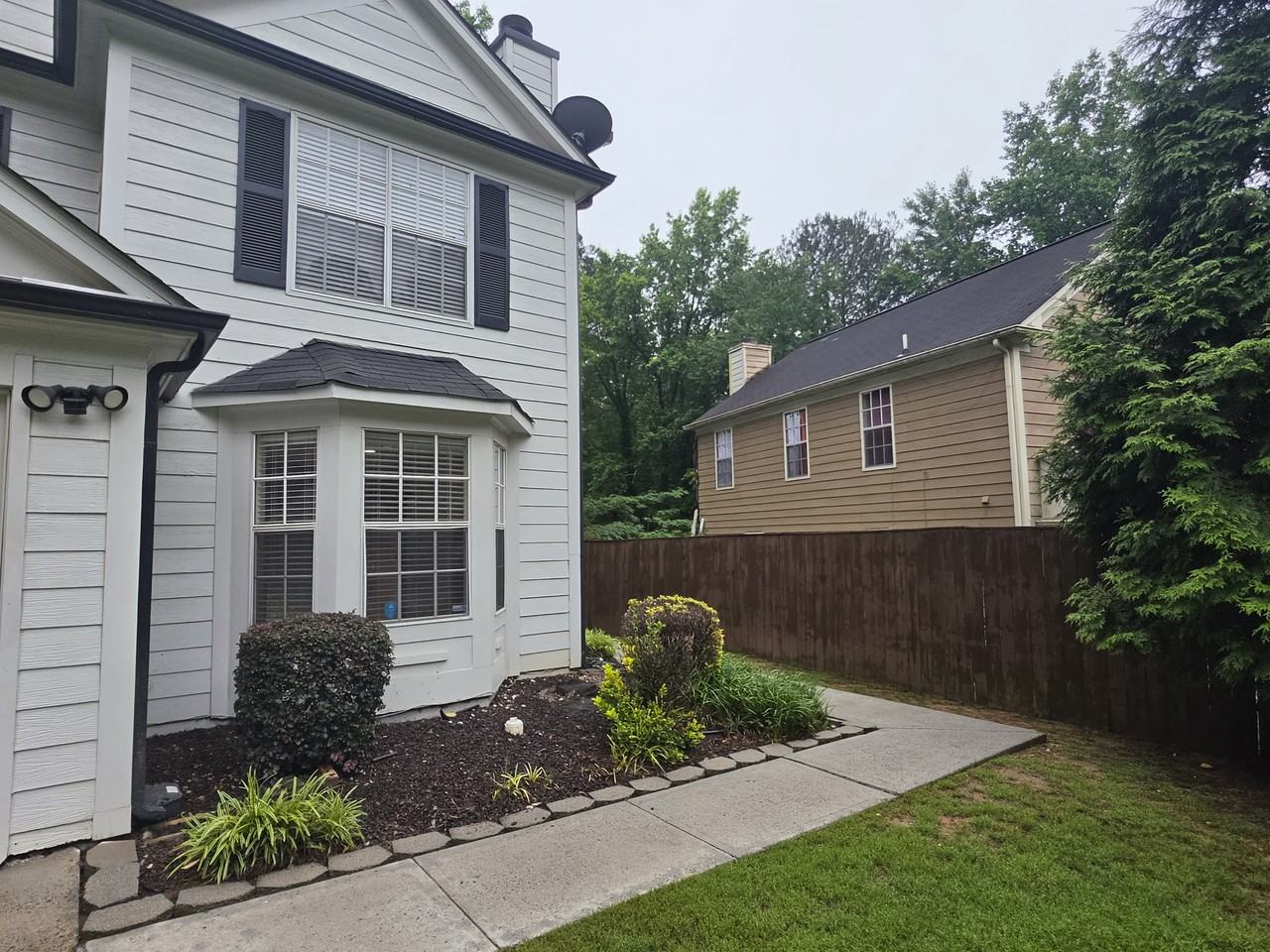 5025 Brittany Dr - Photo 4 of 28