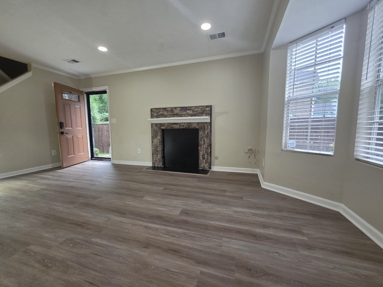 5025 Brittany Dr - Photo 5 of 28