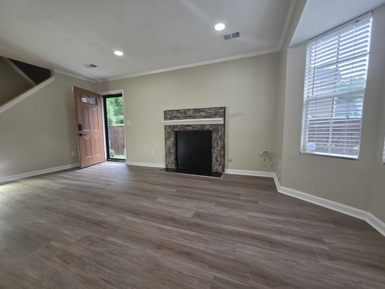 5025 Brittany Dr - Photo 6 of 28