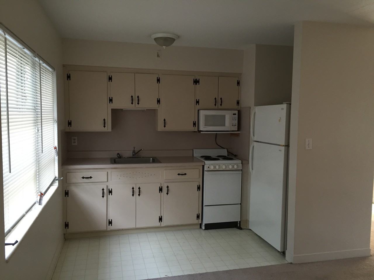344 33rd Ave N #E - Photo 2 of 6