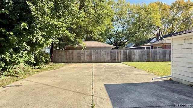 311 Amherst St - Photo 6 of 23