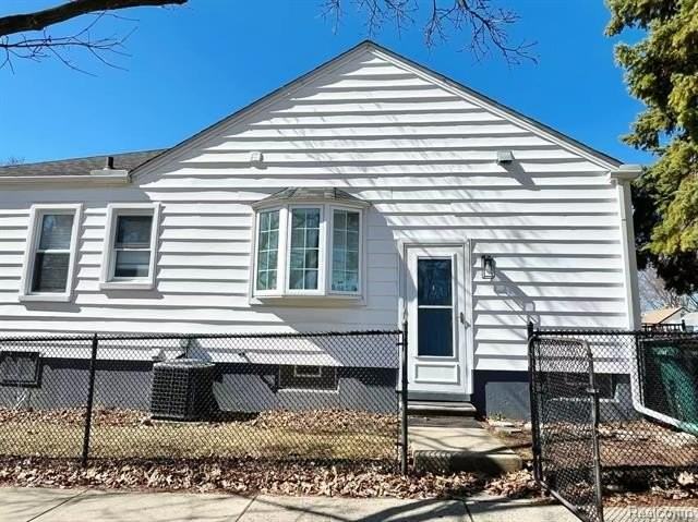 3303 Chester Rd - Photo 3 of 33