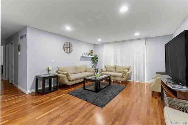 705 Randolph St - Photo 5 of 33