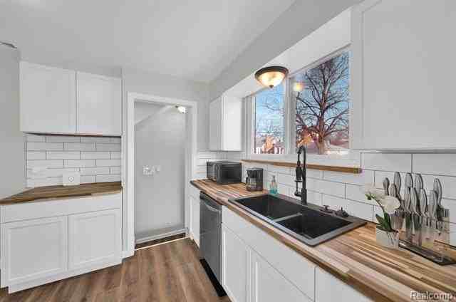 8550 W Outer Dr - Photo 7 of 26