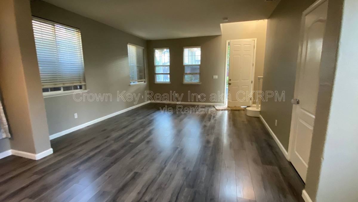 352 Goodall Dr - Photo 2 of 10