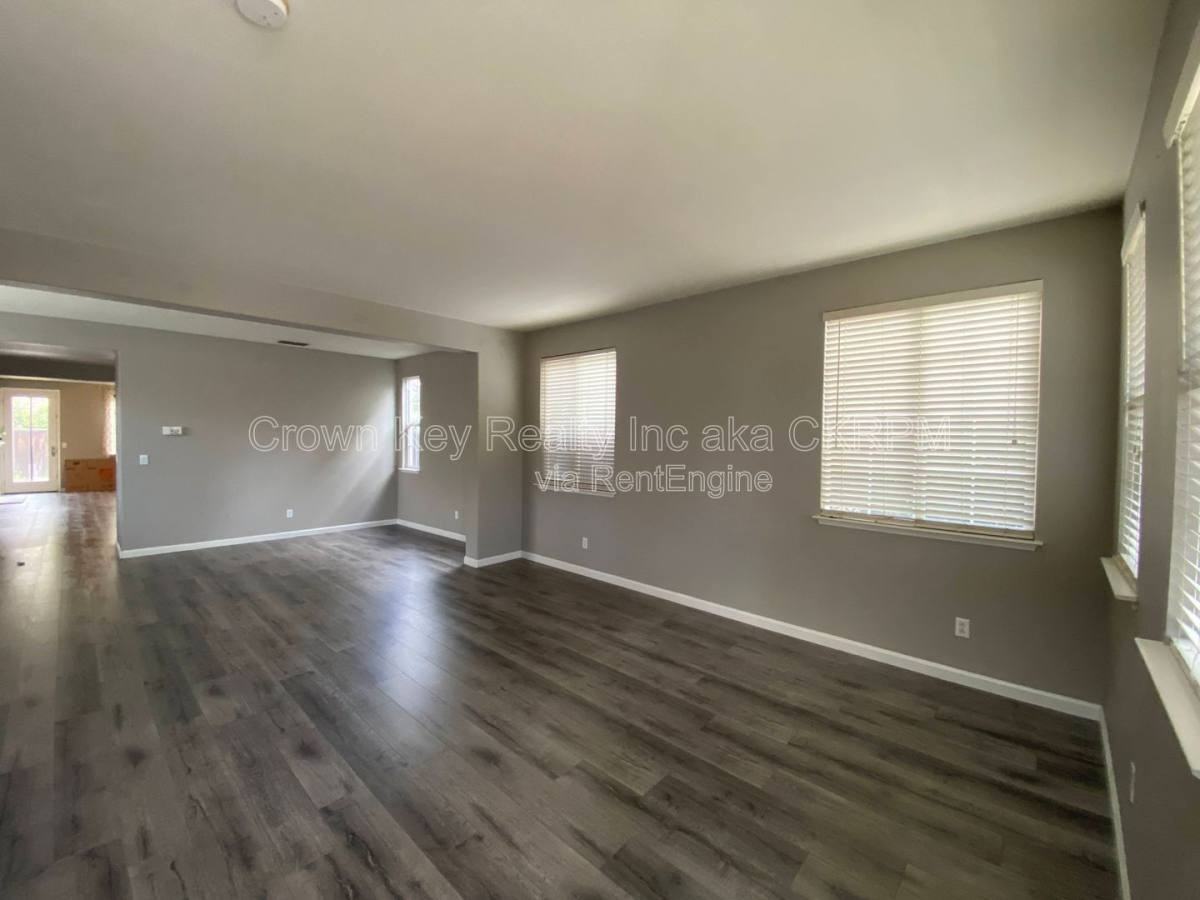 352 Goodall Dr - Photo 3 of 10