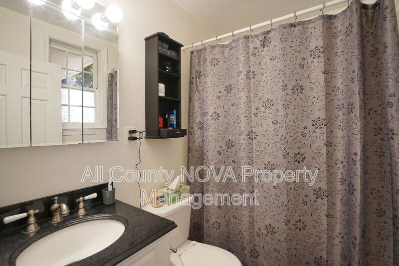 1224 Prince St #1 - Photo 2 of 8