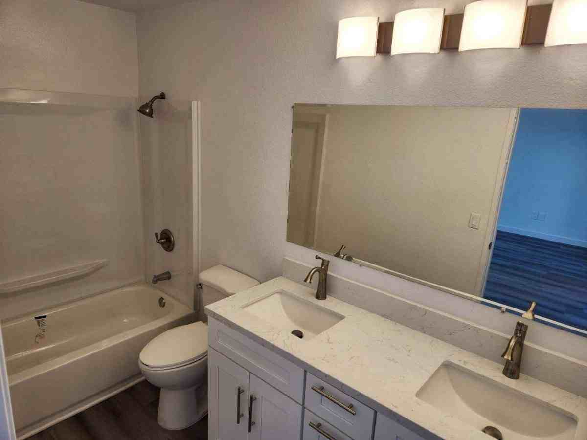 1119 W Broadway - Photo 3 of 8