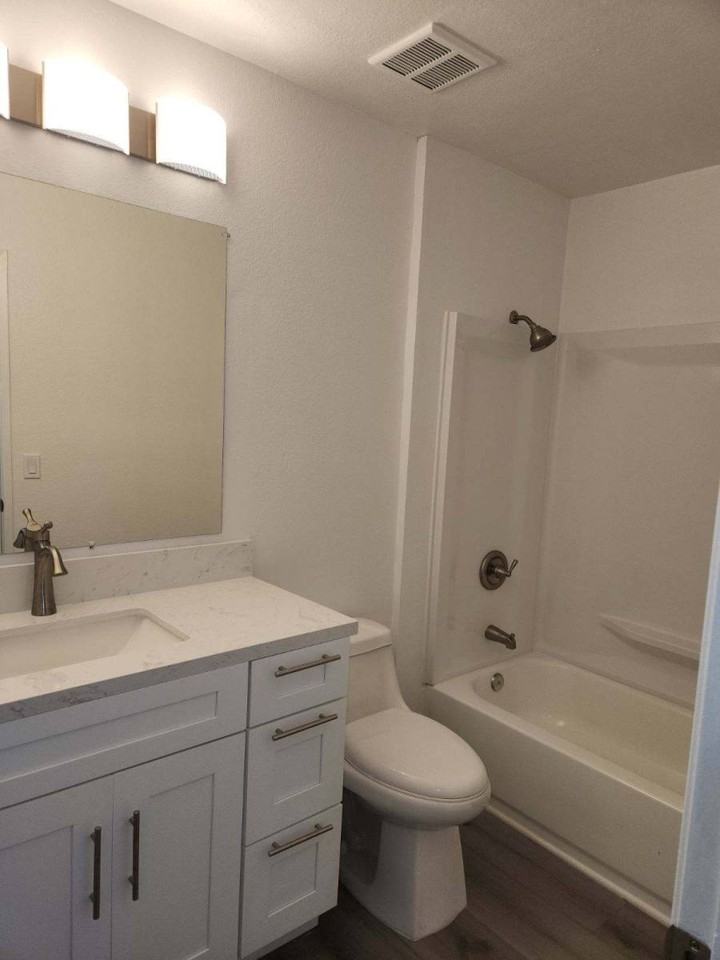 1119 W Broadway - Photo 6 of 8