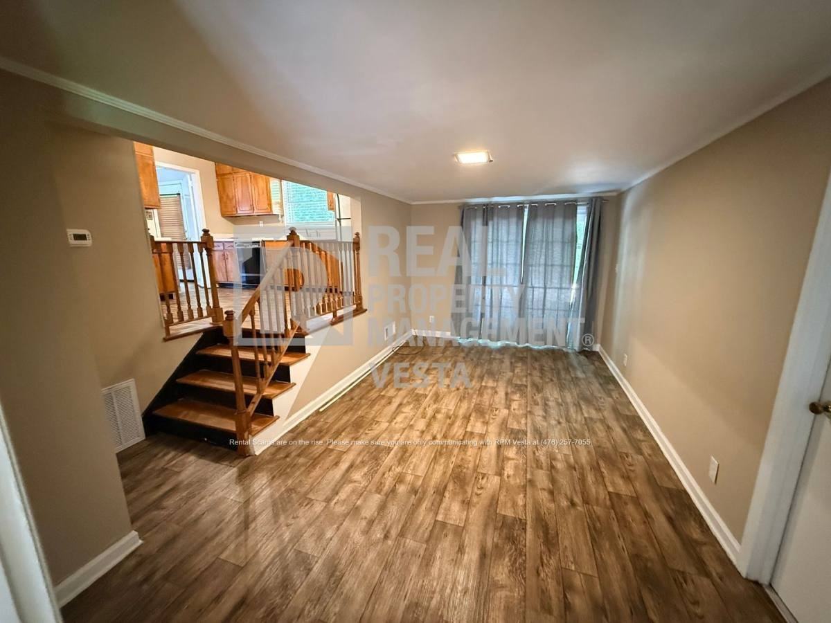 1933 Deerwood Pl - Photo 3 of 10