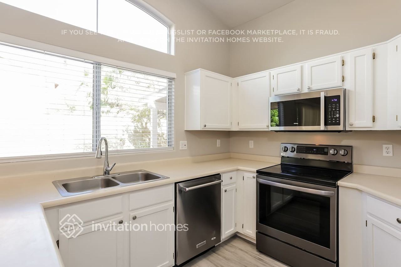 1338 E Angela Dr - Photo 5 of 14