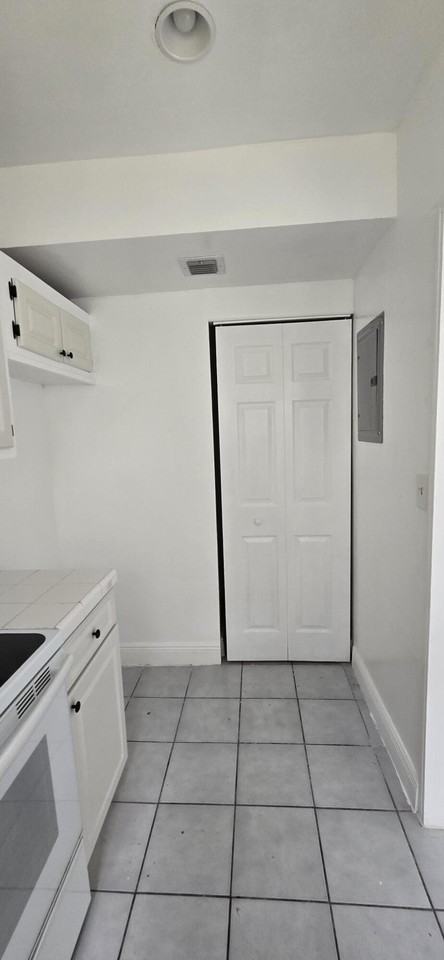 2306 Nw 52nd Ave - Photo 3 of 8